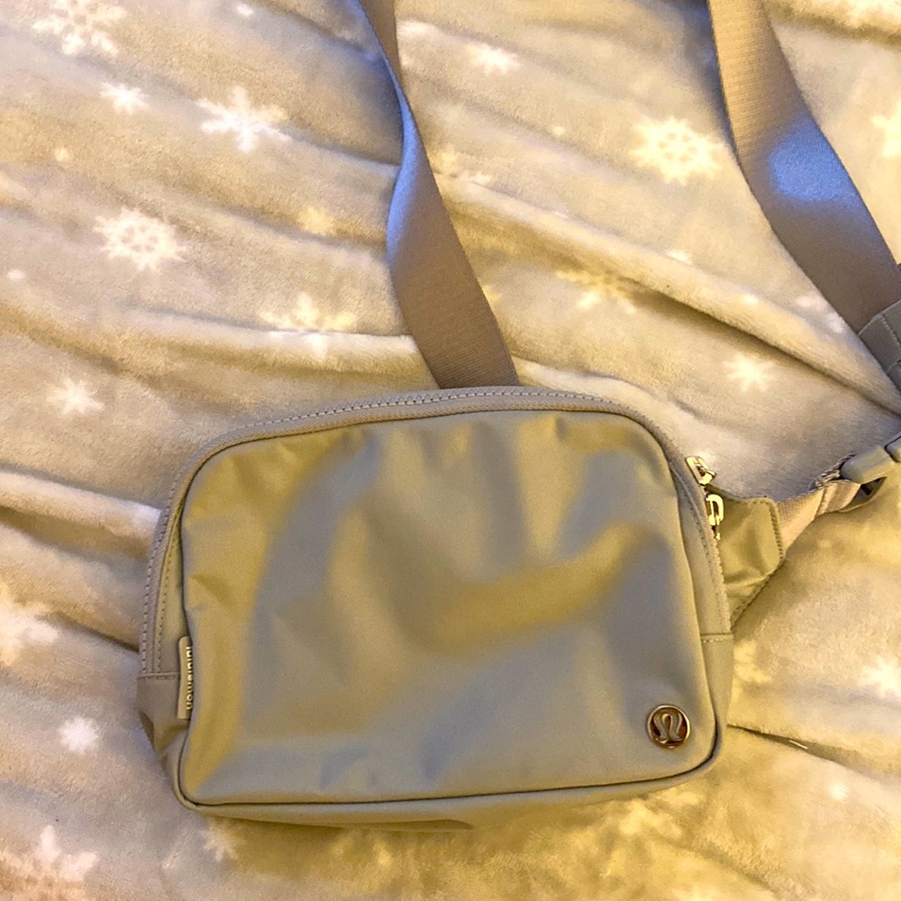 Lululemon grey Everywhere Belt Bag